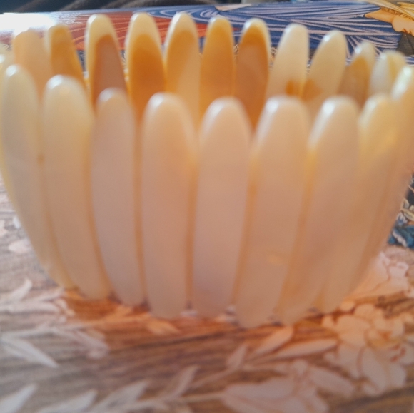 White Mother Of Pearl  Color Shell  Strestchy Bracelet - Picture 9 of 11